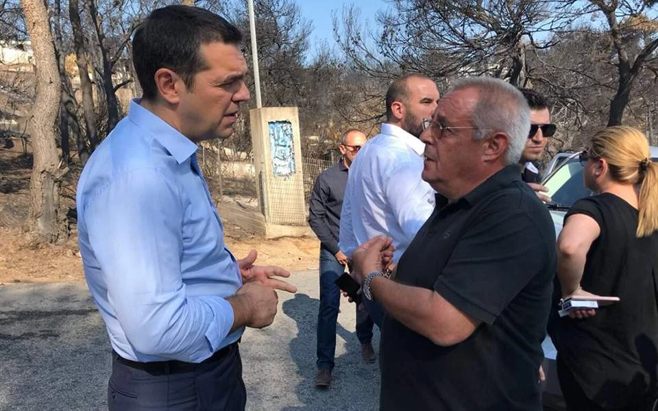 Eπιθεωρεί Στρατό και ΠΥ ο Τσίπρας: Φωτογραφίες από την επίσκεψη-αστραπή στο Μάτι – Κάτι ψελίζει ο πρωθυπουργός- «κλέφτης»